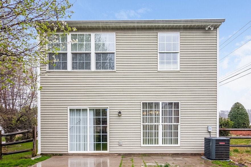 Building Photo - 2728 Wingdale Dr