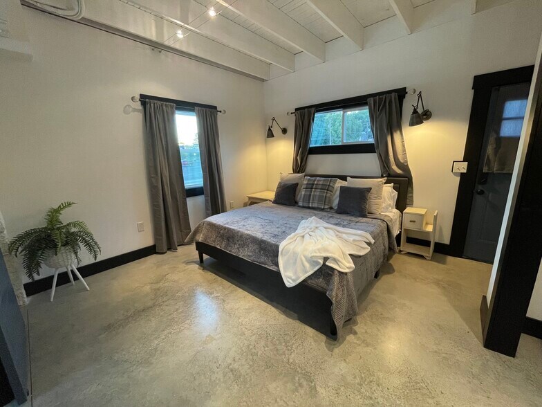 BEDROOM 2--KING BED - 475 S Hickory St