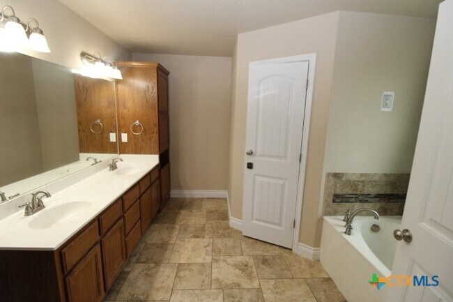 Building Photo - 1128 Pheasant Cir