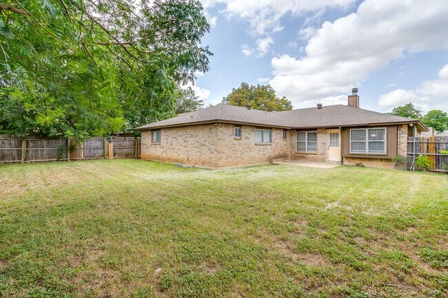 Building Photo - Spacious 4 Bed, 2 Bath Home in SW Fort Worth Ready for New Tenants- 76133