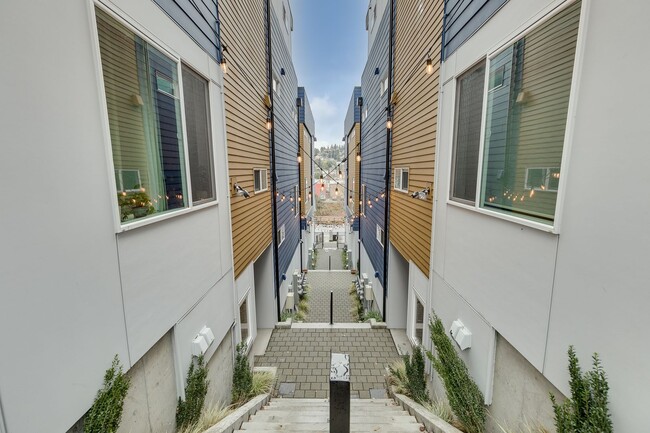 Building Photo - Queen Anne West Townhome with A/C Availabl...