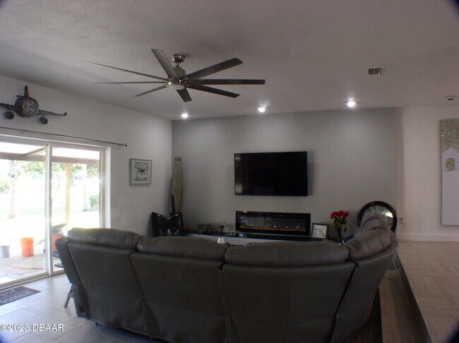 Building Photo - 8 Taxiway Lindy Loop