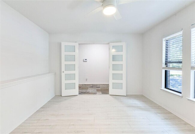 Building Photo - 1200 Del Roy Dr