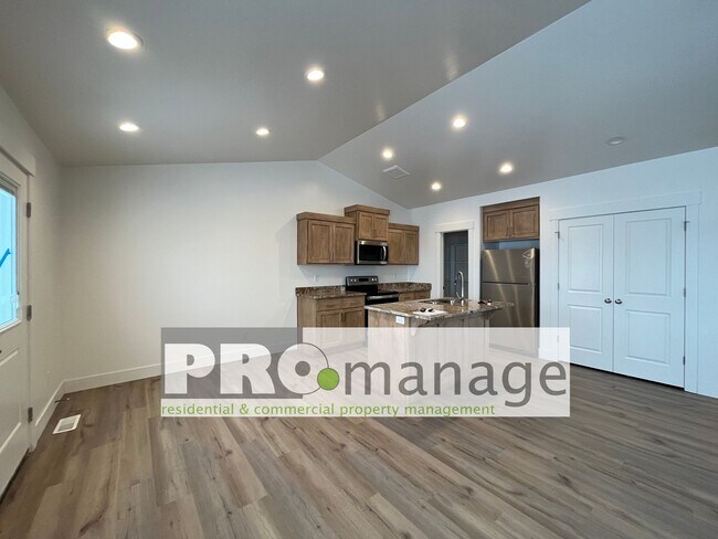 Building Photo - 3 Bed, 2 Bath Town Home w/ 2 Car Garage - BRAND NEW - Idaho Falls