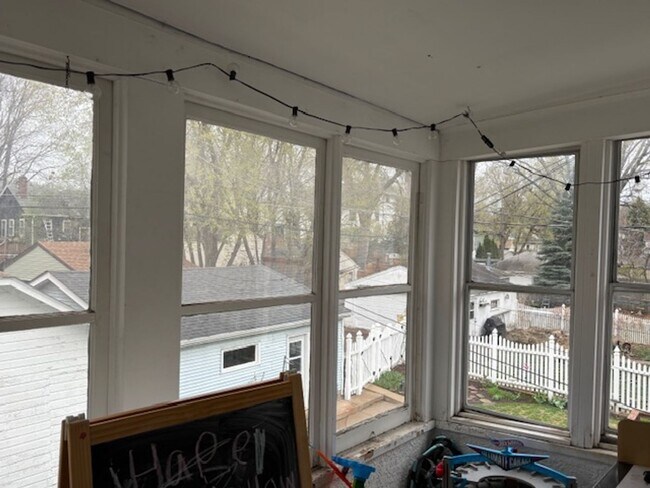 Building Photo - 2739 Buchanan St NE