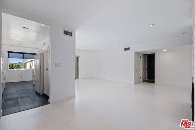 Building Photo - 949 Kings Rd