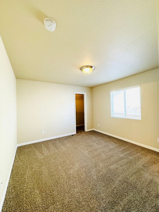 Building Photo - Spacious 3 Bedroom 2 Bath Ranch Style Home