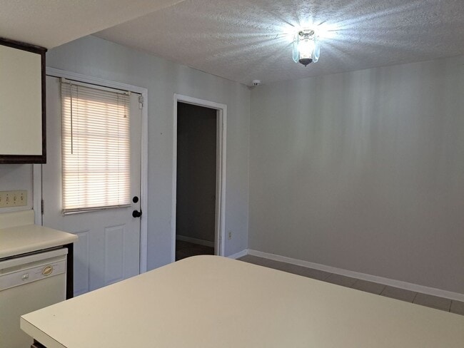 Building Photo - 4837 S Lakewood Dr