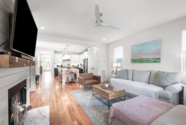 Building Photo - Stunning 3BE/3BA in one of Nashville's hot...