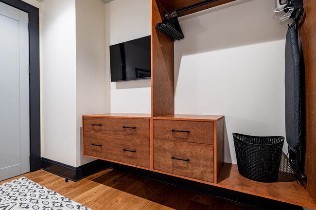 Building Photo - 1011 Canal St