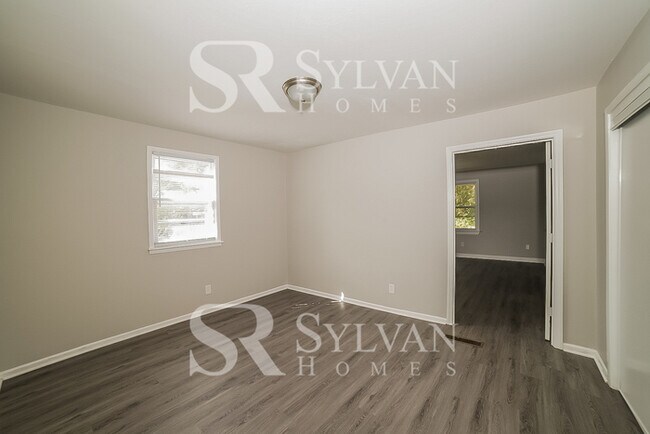 Building Photo - Where Charm Meets Comfort