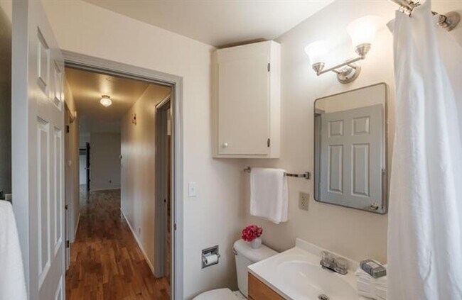 Building Photo - Charming One-Level Home with Private Yard ...