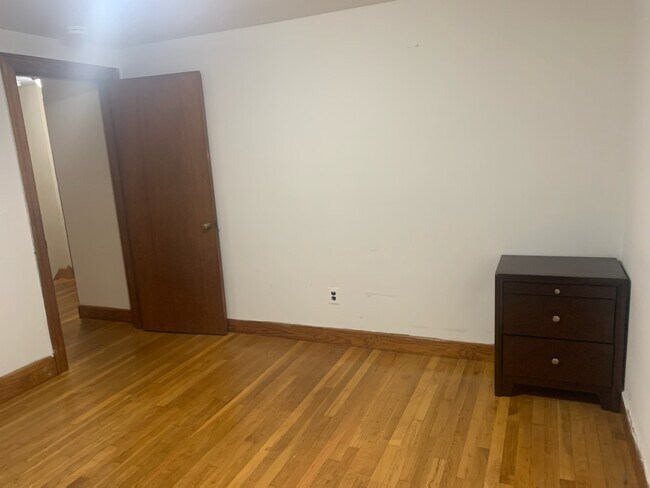 Single Bed Room - 92 Mill St