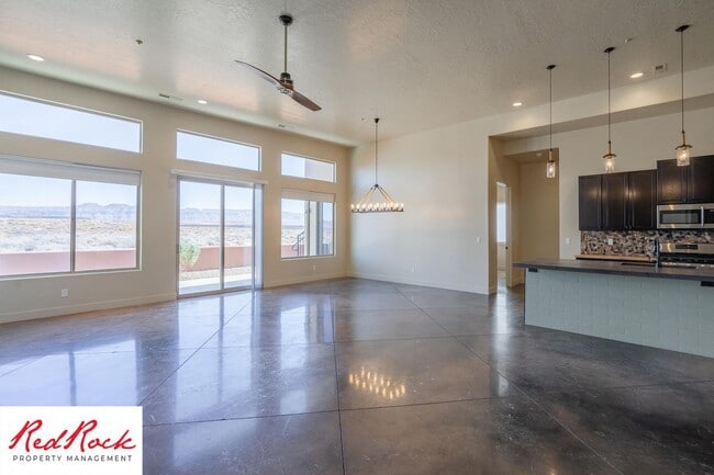 Building Photo - 4 Bedroom Luxury Home Near Sand Hollow