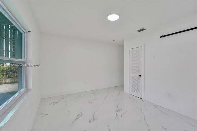 Building Photo - 9173 Byron Ave