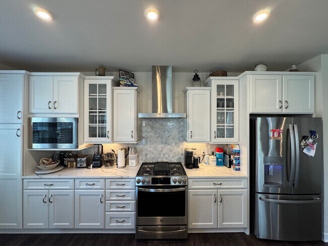 Building Photo - Stylish 2 Bed 2 Bath Condo With Den & Balc...