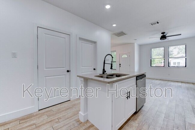 Building Photo - 5121 Southwind St