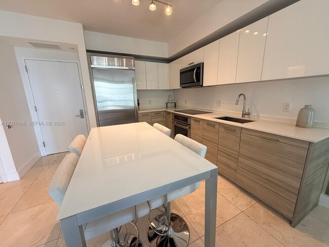 Building Photo - 1300 Brickell Bay Dr