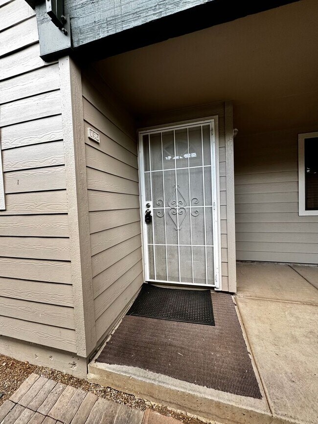 Building Photo - 2 bed 2 bath condo