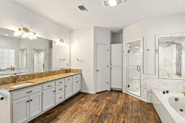 Building Photo - 2805 Aurora
