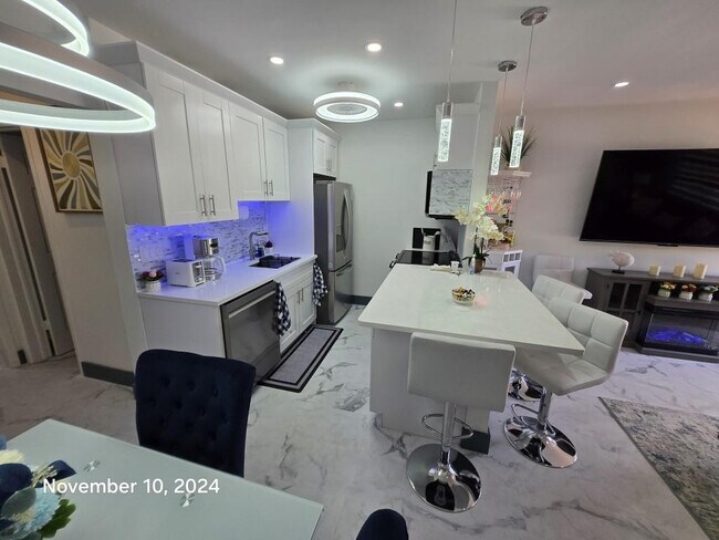 Building Photo - 2909 Middle River Dr