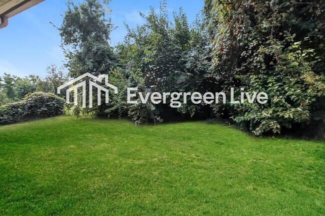 Building Photo - 651 Fairborn Rd