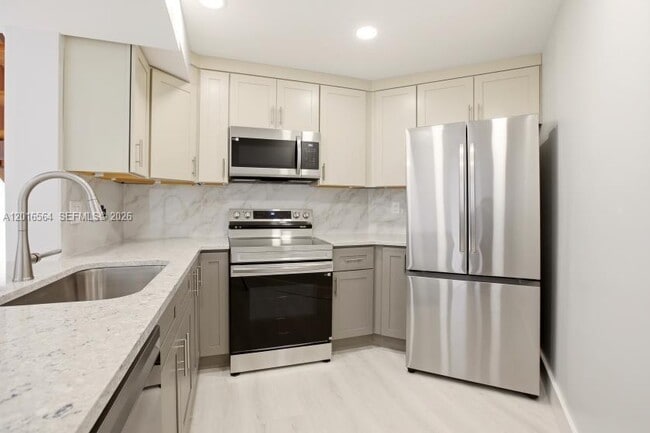 Building Photo - 9425 Fontainebleau Blvd