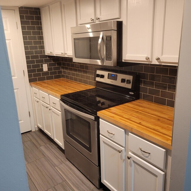 Building Photo - 991 Manor Ln