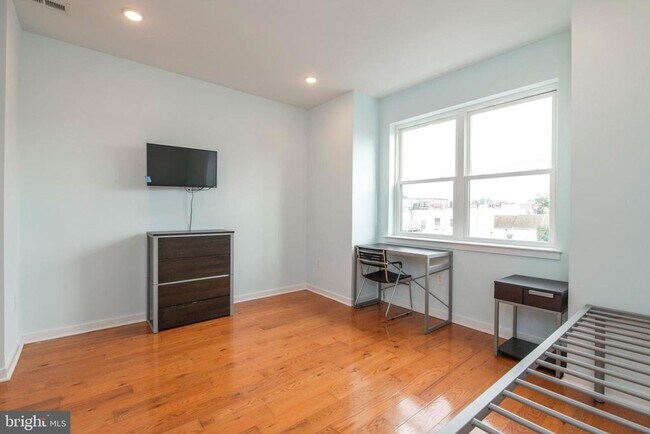 Building Photo - 1517 W Seybert St