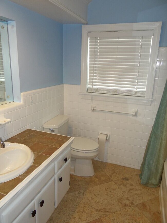 Building Photo - Gorgeous 3/2 in Clearwater
