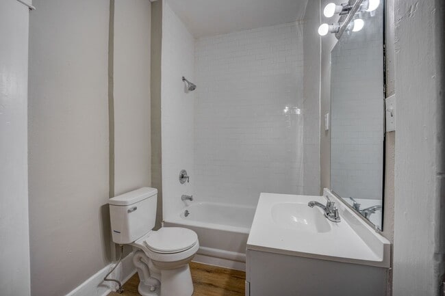 Building Photo - Freshly Updated 2 Bedroom House