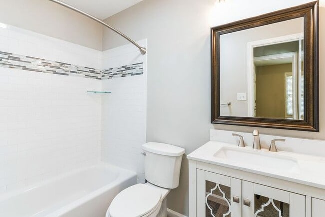Building Photo - 48030 Mayflower Dr