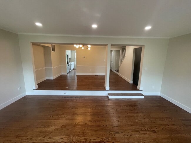 Building Photo - BEAUTIFLLY UPDATED TOWNHOME