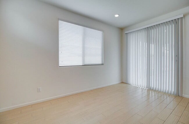 Building Photo - 1106 E Regent Dr