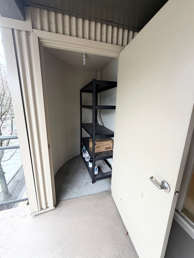 Building Photo - 1550 Eastlake Ave E