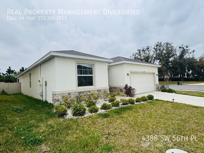 Building Photo - Spacious 4/3 W/ Oversized Screened Lanai