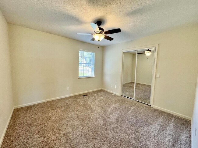Building Photo - 5609 Landrum Dr