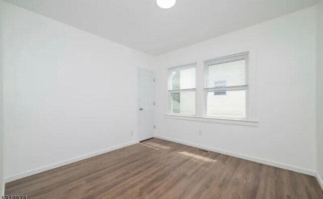 Building Photo - 40 Warman St
