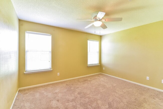 Building Photo - 4002 Hollow Cove Ln