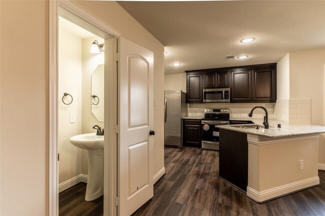 Building Photo - 6814 Topaz Dr