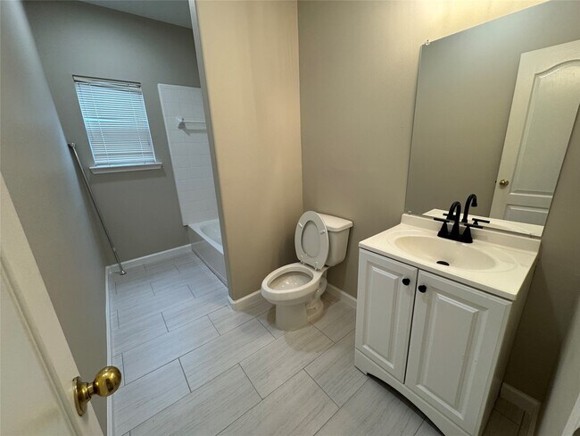 Building Photo - 16519 Village View Trail