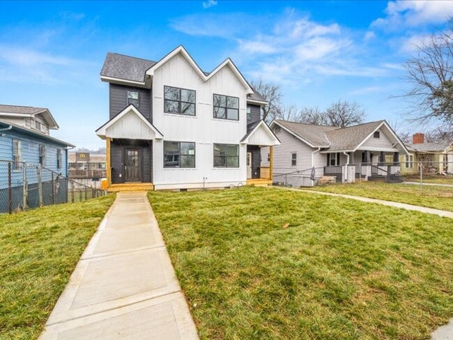 Building Photo - Knoxville 37914 - 3 bedroom, 3 bath stunni...