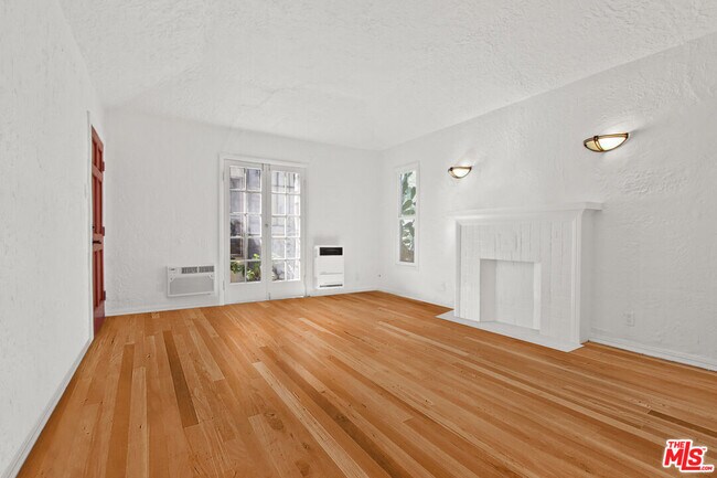 Building Photo - 1386 1/2 Edgecliffe Dr