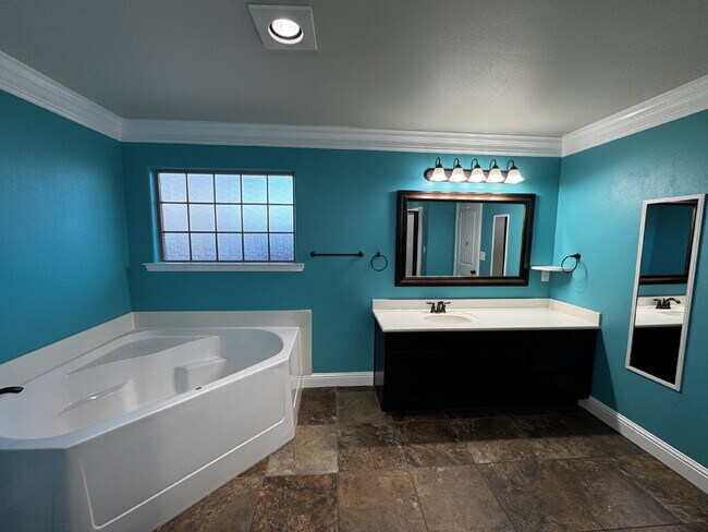 Building Photo - Stunning Spacious Home in Lovely Neighborhood!