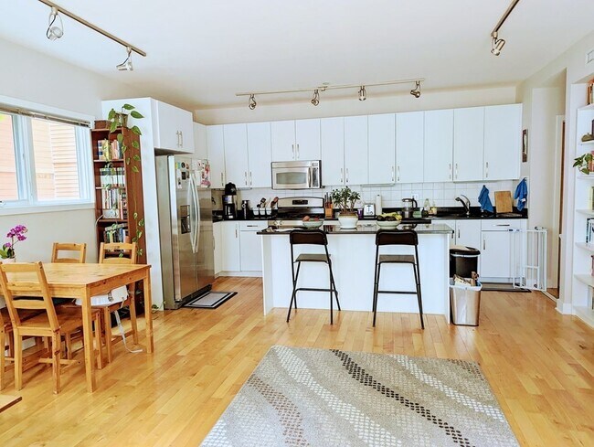 Building Photo - 24 Bay State Rd