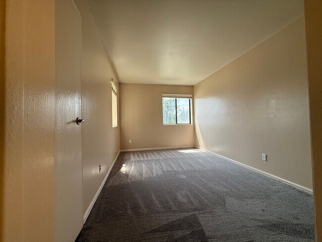 Building Photo - Charming 2 Bedroom Apartment with Balcony ...