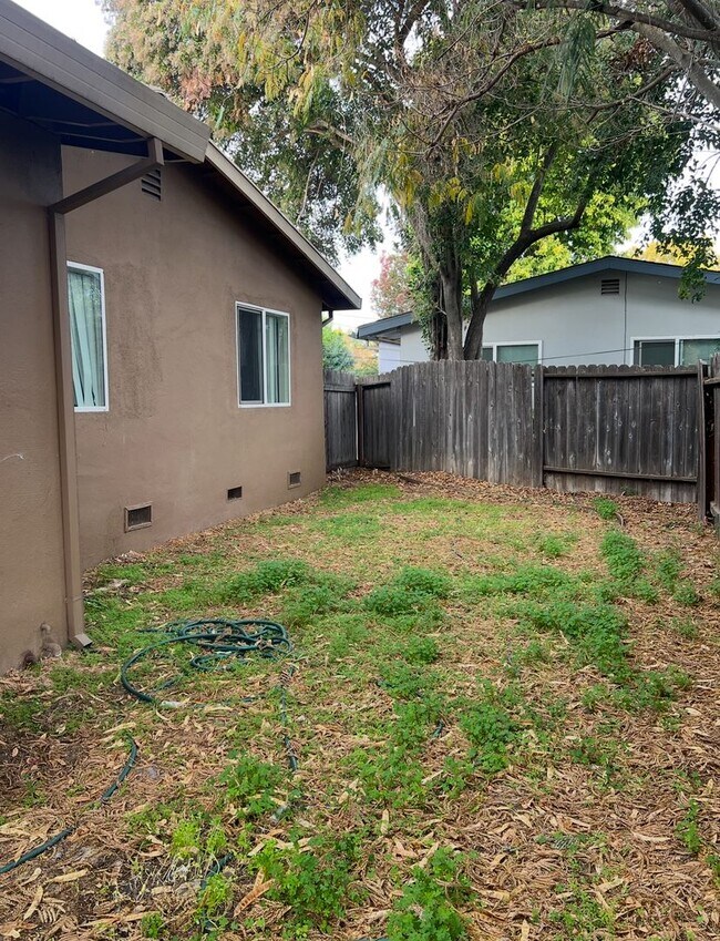 Building Photo - $500 OFF JAN RENT!  NICE UPDATED DUPLEX IN SACRAMENTO!!