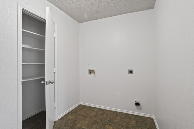 Building Photo - 5-bedroom, 3 bathrooms House for Rent