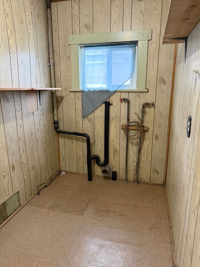 Building Photo - 2 bedroom, 2 bathroom house.