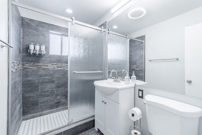 Building Photo - Move-In Ready, Fully Furnished Condo – Prime Strip Location